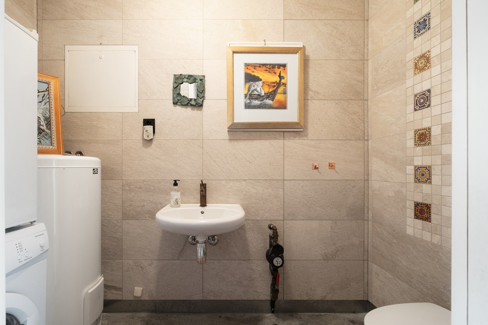 Gjestetoalett og kombinert vaskerom, utstyrt med wc, servant og opplegg til vaskemaskin! Galleribilde