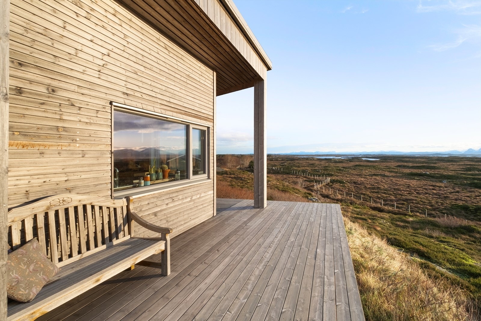 Terrassen gir rom for både avslapning og lek. Galleribilde