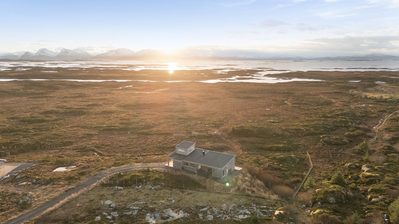 Dronebilde fra nordøst, sett sørvestover. Galleribilde