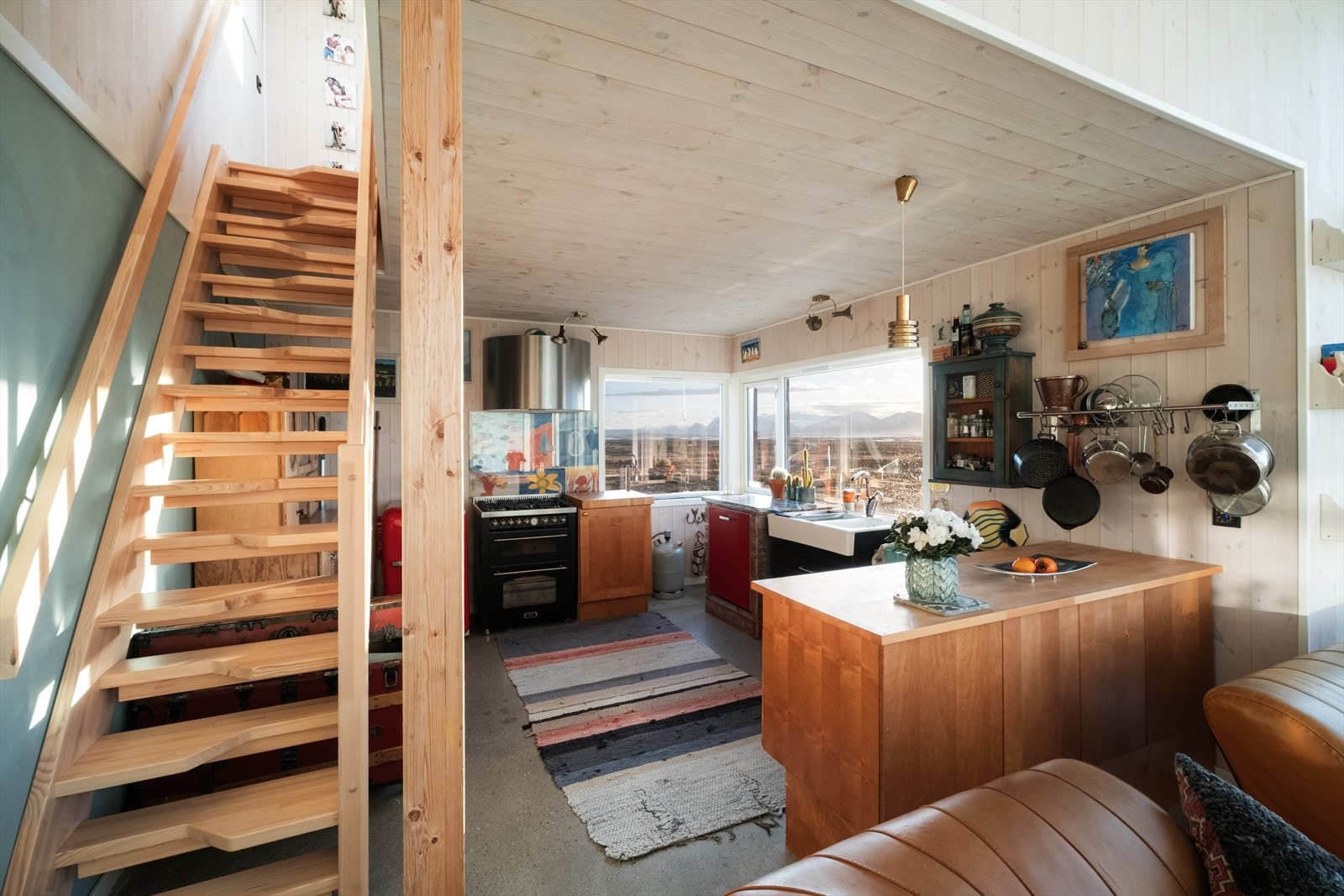 Her kan man stå på kjøkkenet og kokkelere og nyte utsikten samtidig! Galleribilde