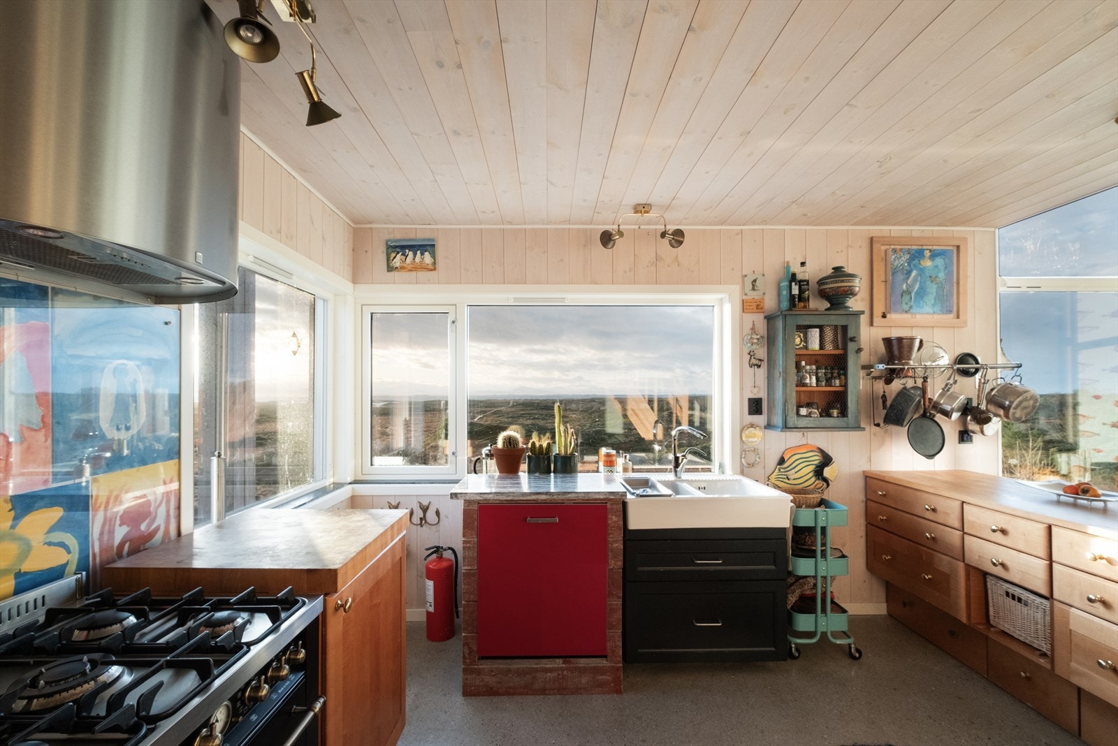 Kjøkkenet er praktisk innredet med skuffer og skap, gasskomfyr og oppvaskmaskin. Galleribilde