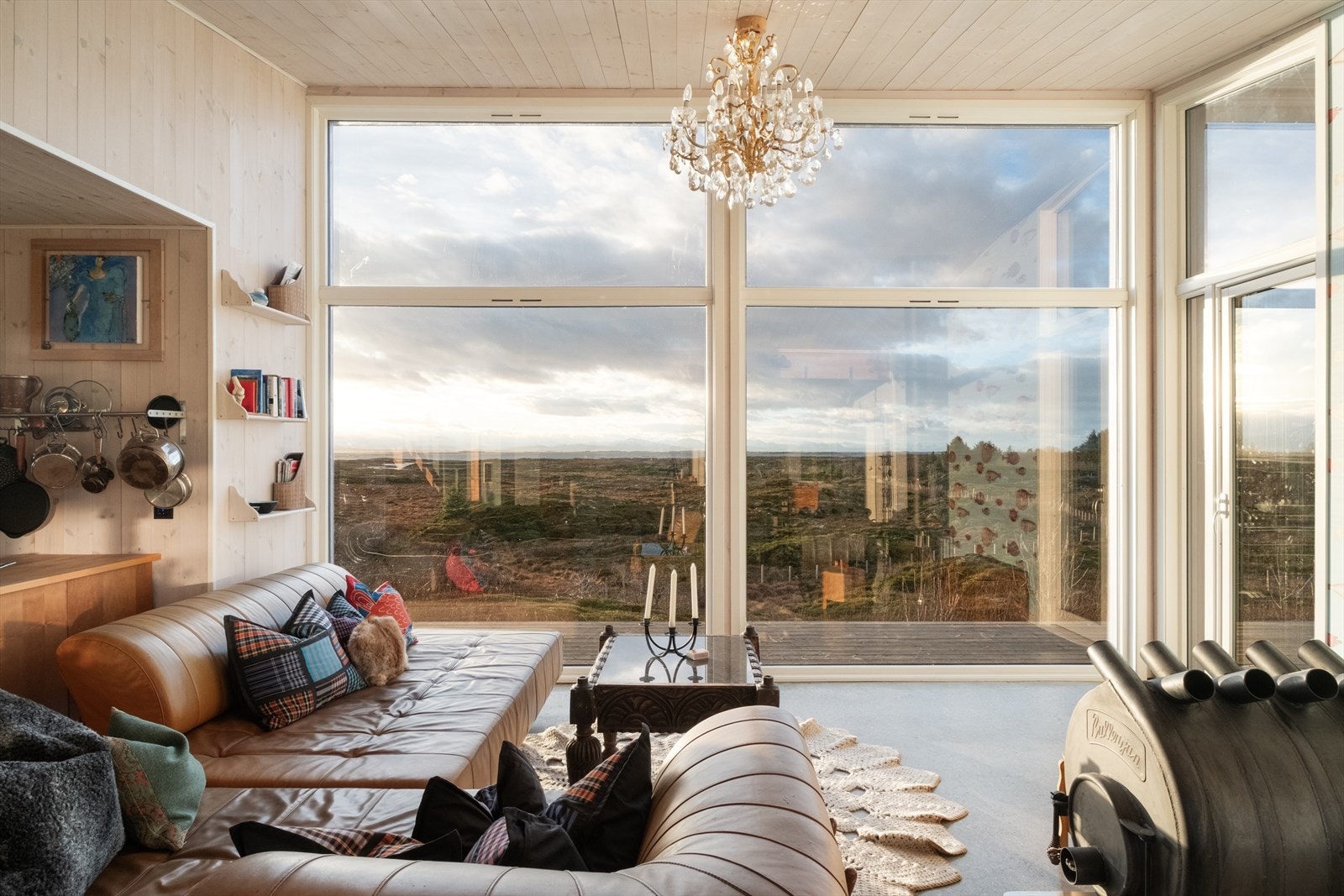 De store vinduene slipper naturen nesten inn i stua! Galleribilde