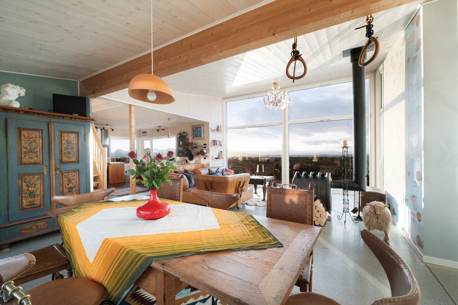 Stuen er åpen og romslig, med store vinduer ut mot det fantastiske landskapet. Galleribilde