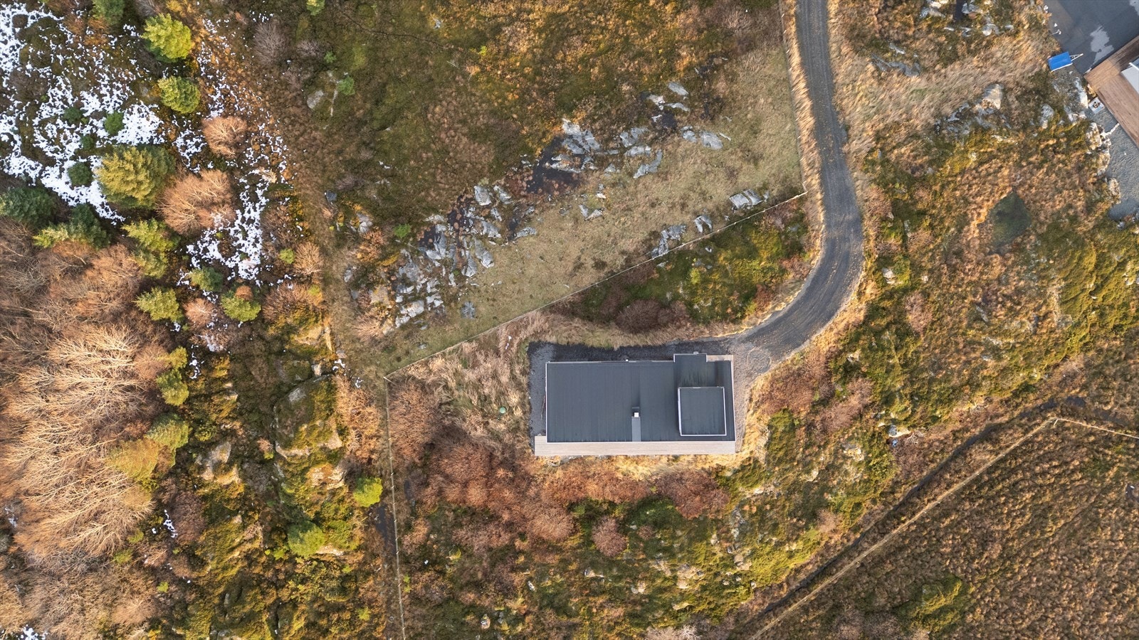 Dronebilde over eiendommen. Galleribilde