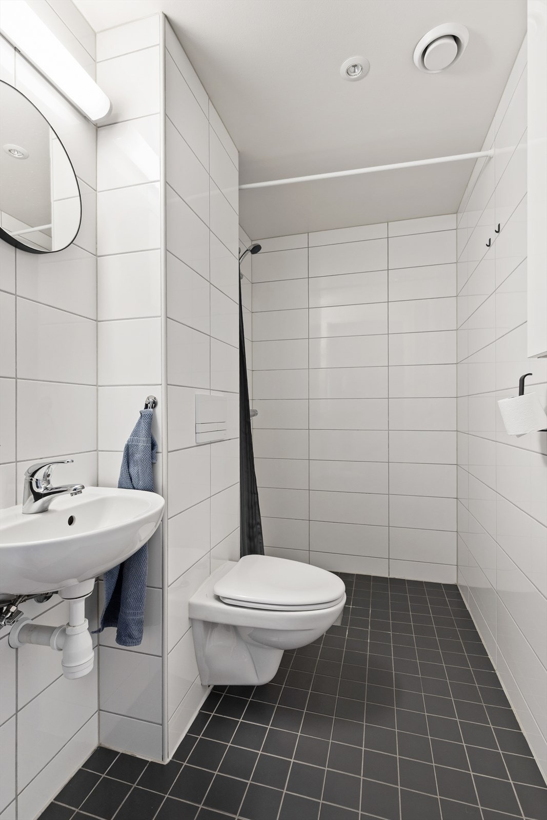 Det andre badet er tilknyttet gangen noe som er praktisk for både beboere og gjester. Galleribilde
