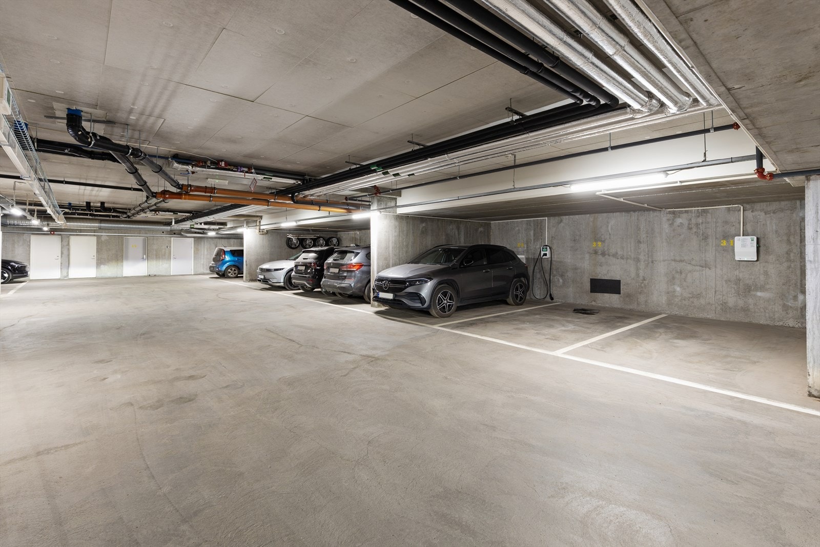 Det medfølger en parkeringsplass i felles garasjeanlegg. Galleribilde
