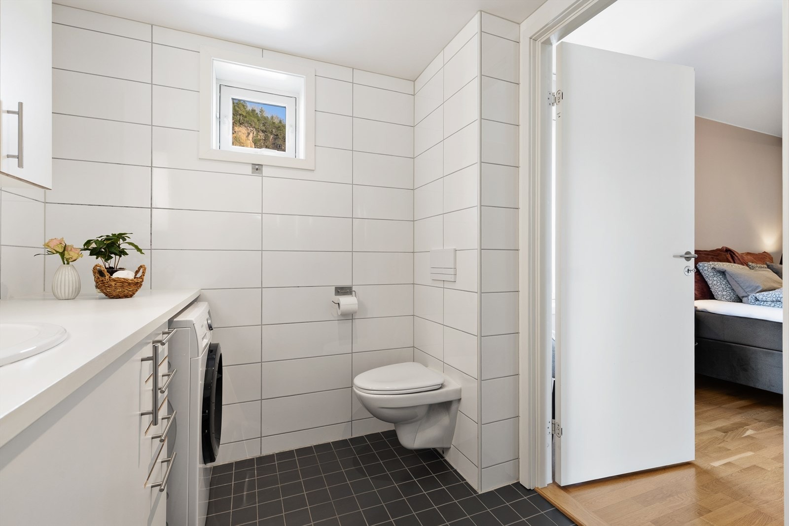 Det romslige hovedbadet har flislagte overflater og varmekabler i gulvet for økt komfort året rundt. Galleribilde