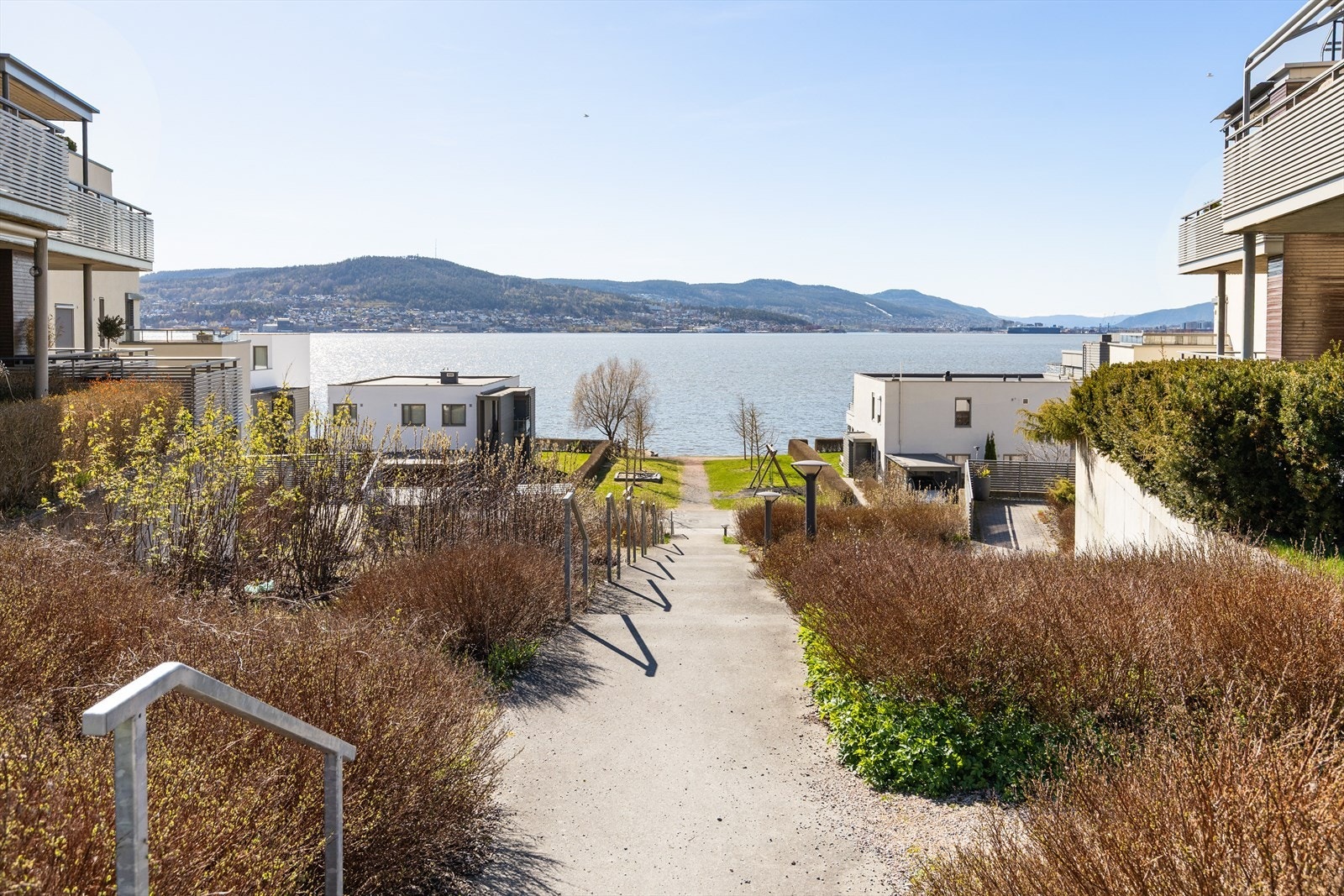 Fellesområdet er meget familievennlig med lekeplass og store grøntarealer. Galleribilde