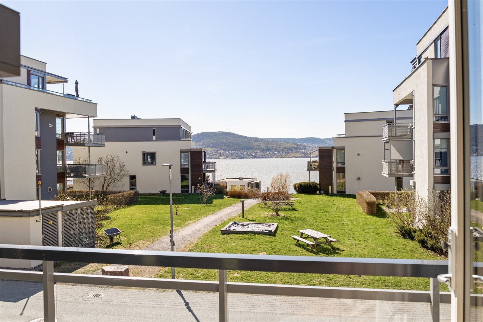 Utsikt fra verandaen mot de pent opparbeidede fellesarealene. Galleribilde