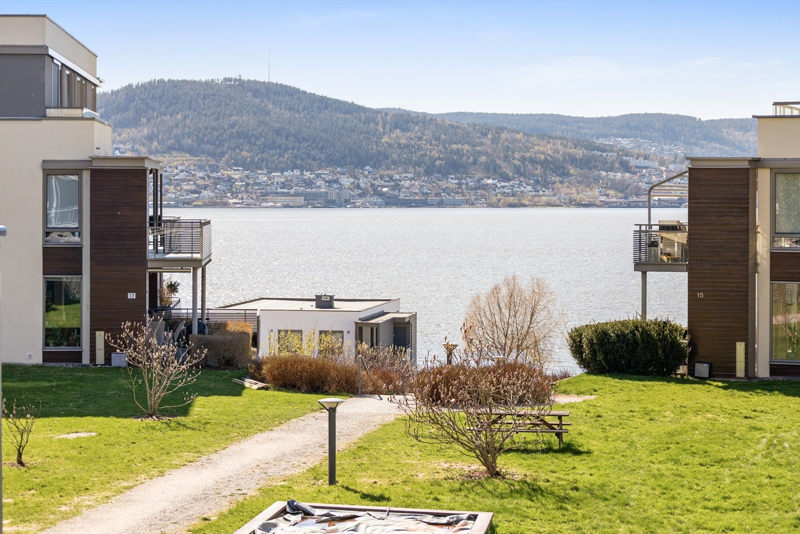 Fra eiendommen er det gangsti ned til fjorden. De romslige, grønne fellesområdene rundt eiendommen gir gode muligheter for både avslapning og aktivitet. Galleribilde