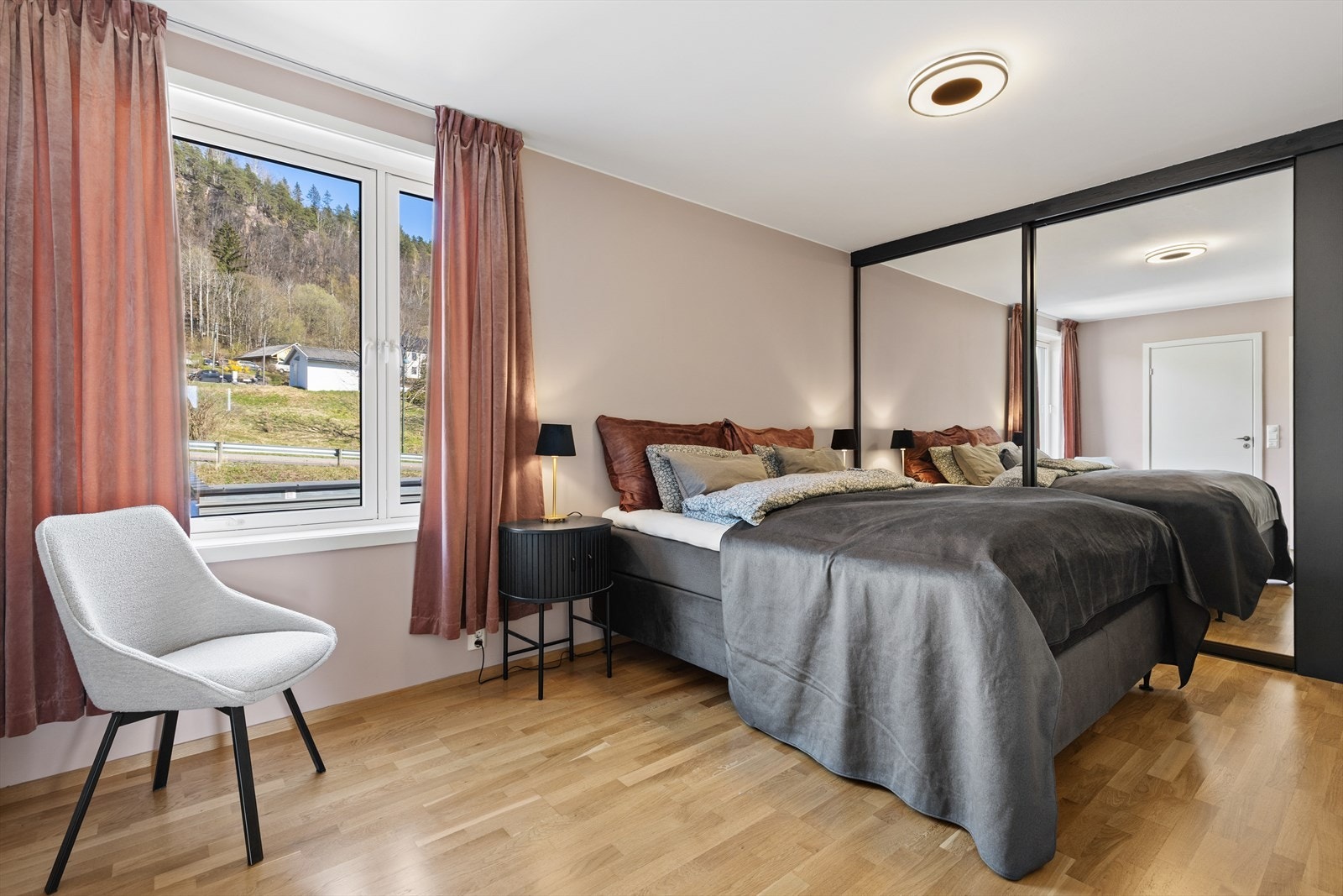 Hovedsoverommet har god plass til dobbeltseng og garderobeløsning. Galleribilde