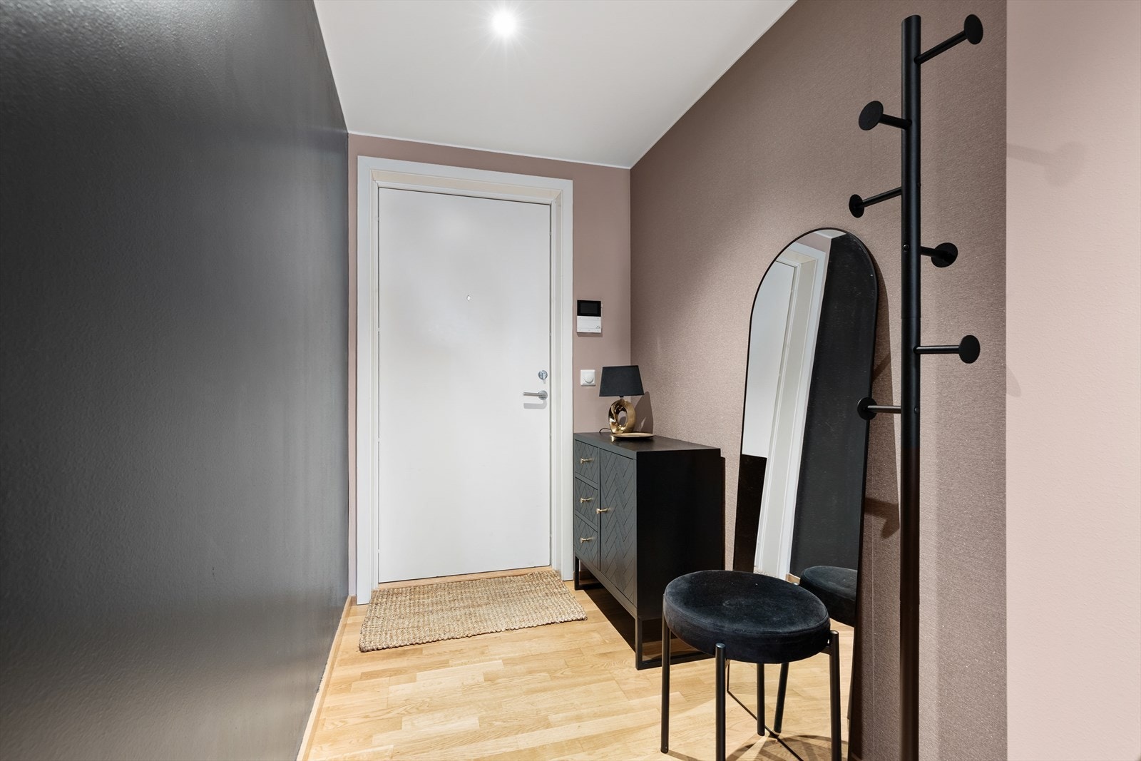 Leiligheten ønskes velkommen via en praktisk og funksjonell entré med gode innredningsmuligheter. Galleribilde