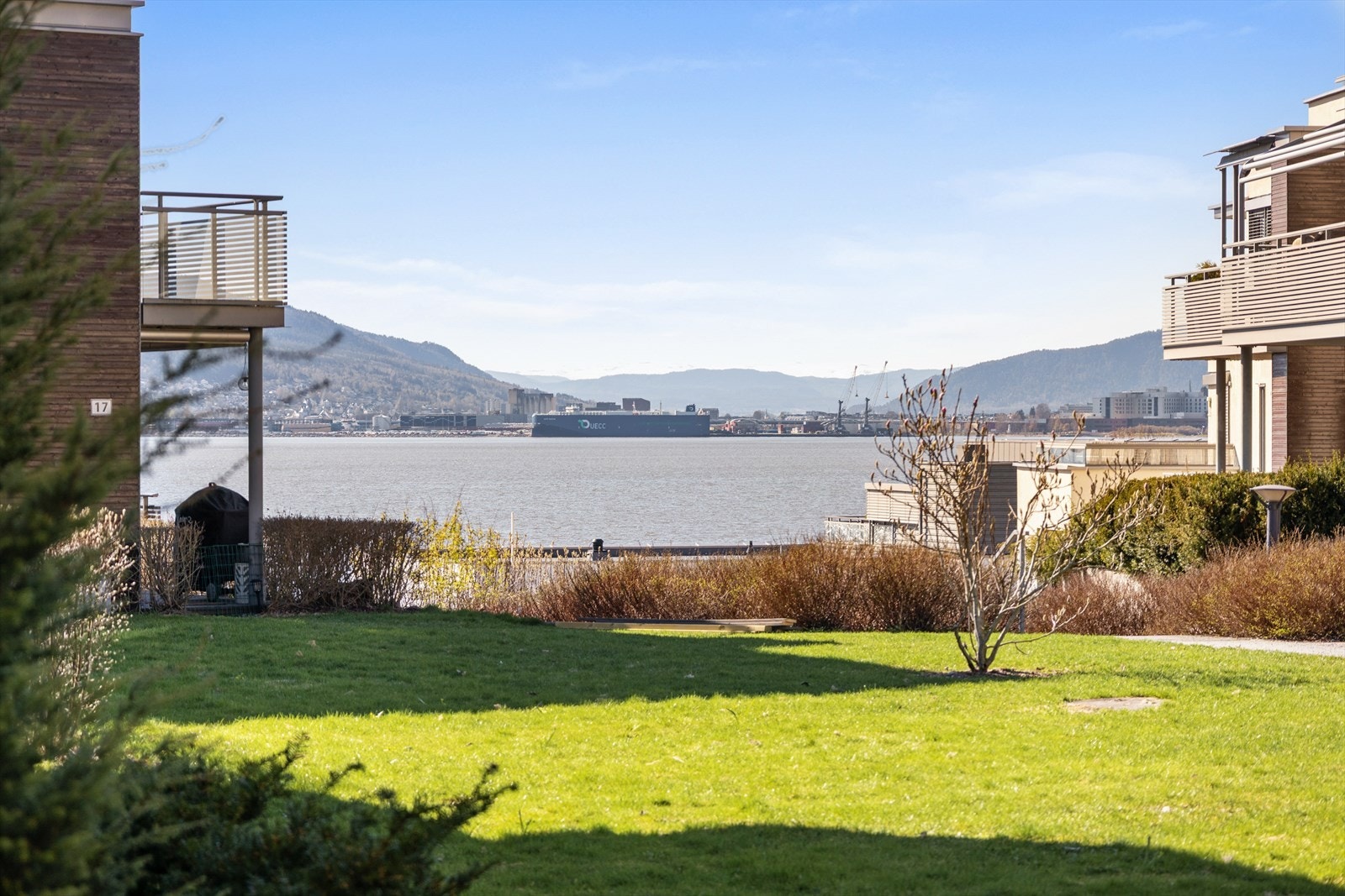 Nærområdet er rolig og tilbaketrukket, samtidig som det er kort vei til alt man trenger i hverdagen. Engersand byr på umiddelbar nærhet til Drammensfjorden - perfekt for grilling, bading eller kajakkpadling. Galleribilde