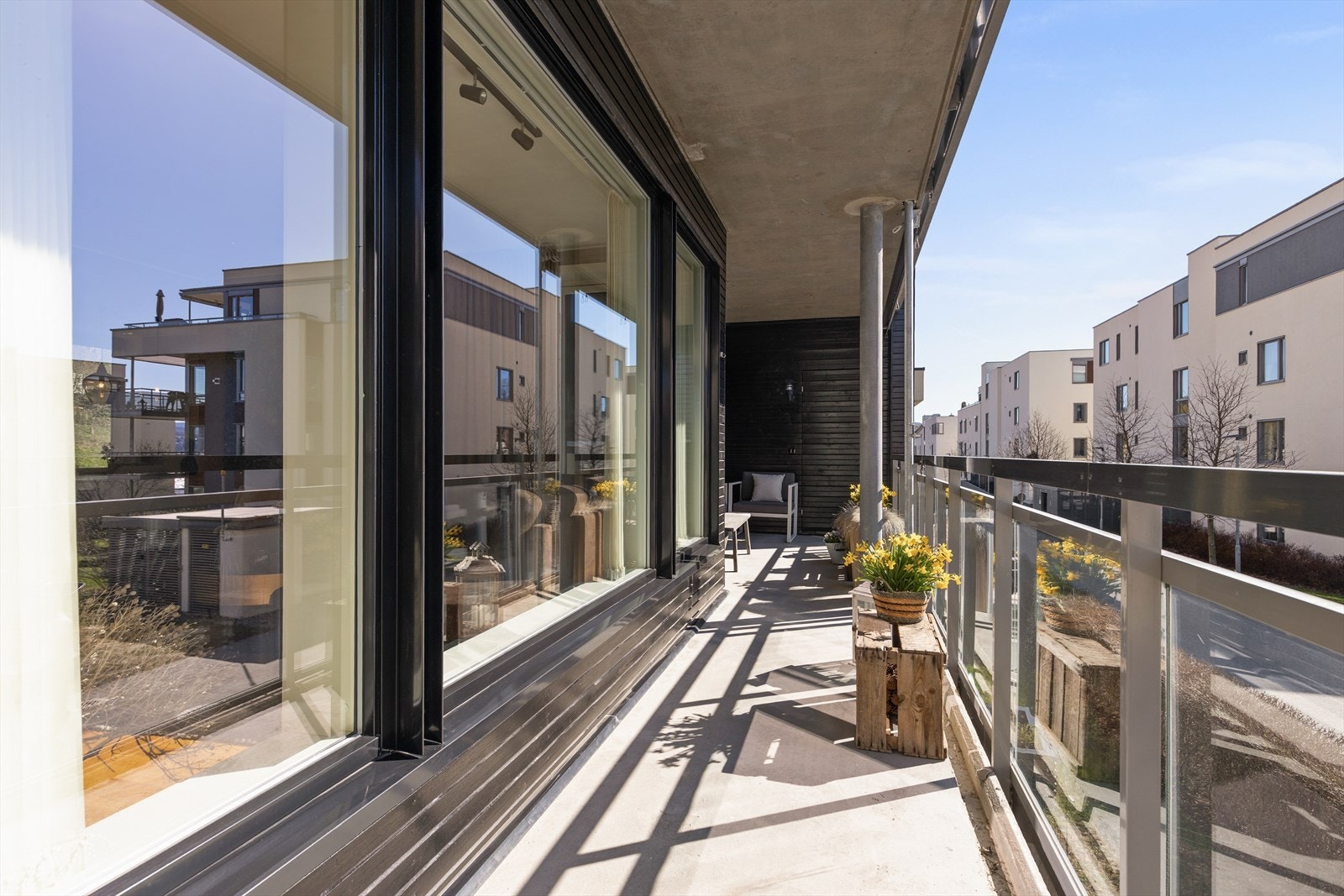 Verandaen strekker seg langs hele stuens bredde og har god plass til utemøbler. Galleribilde