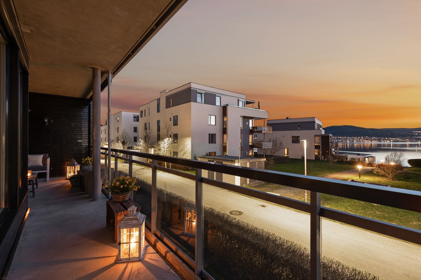 Fra stuen er det utgang til en veranda på 17 m² med gode solforhold. Galleribilde