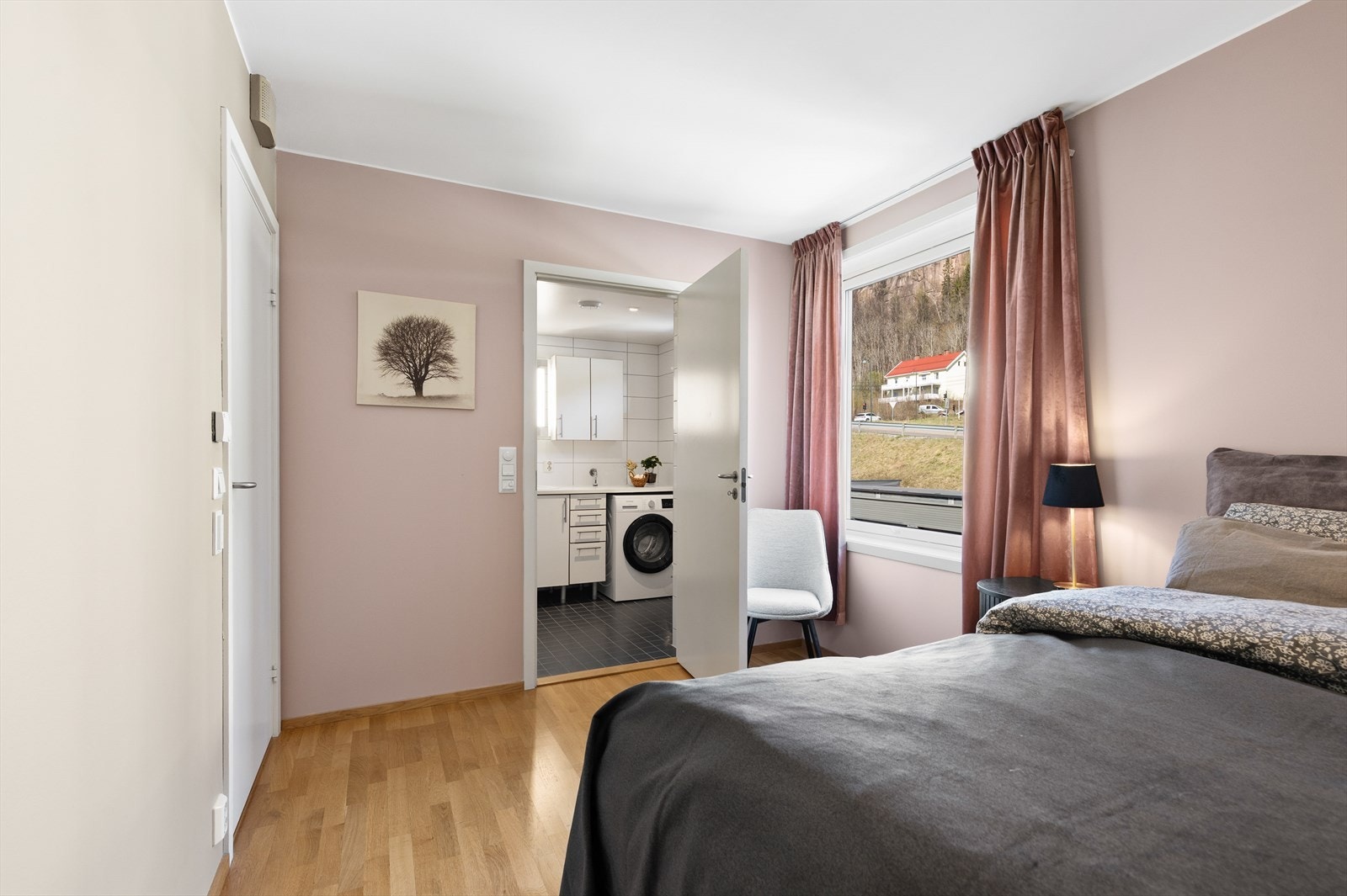 Her ifra er det direkte adkomst til boligens hovedbad. Galleribilde
