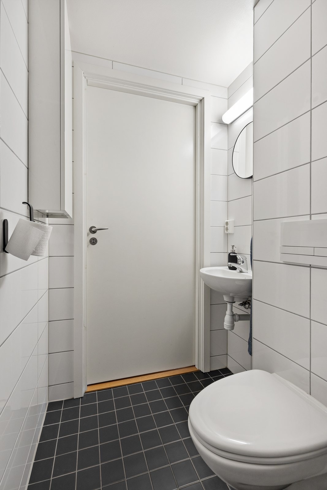 Innredningen består av servant, belysning, vegghengt toalett og dusjhjørne. Også dette badet er helfliset og har varmekabler i gulvet. Galleribilde