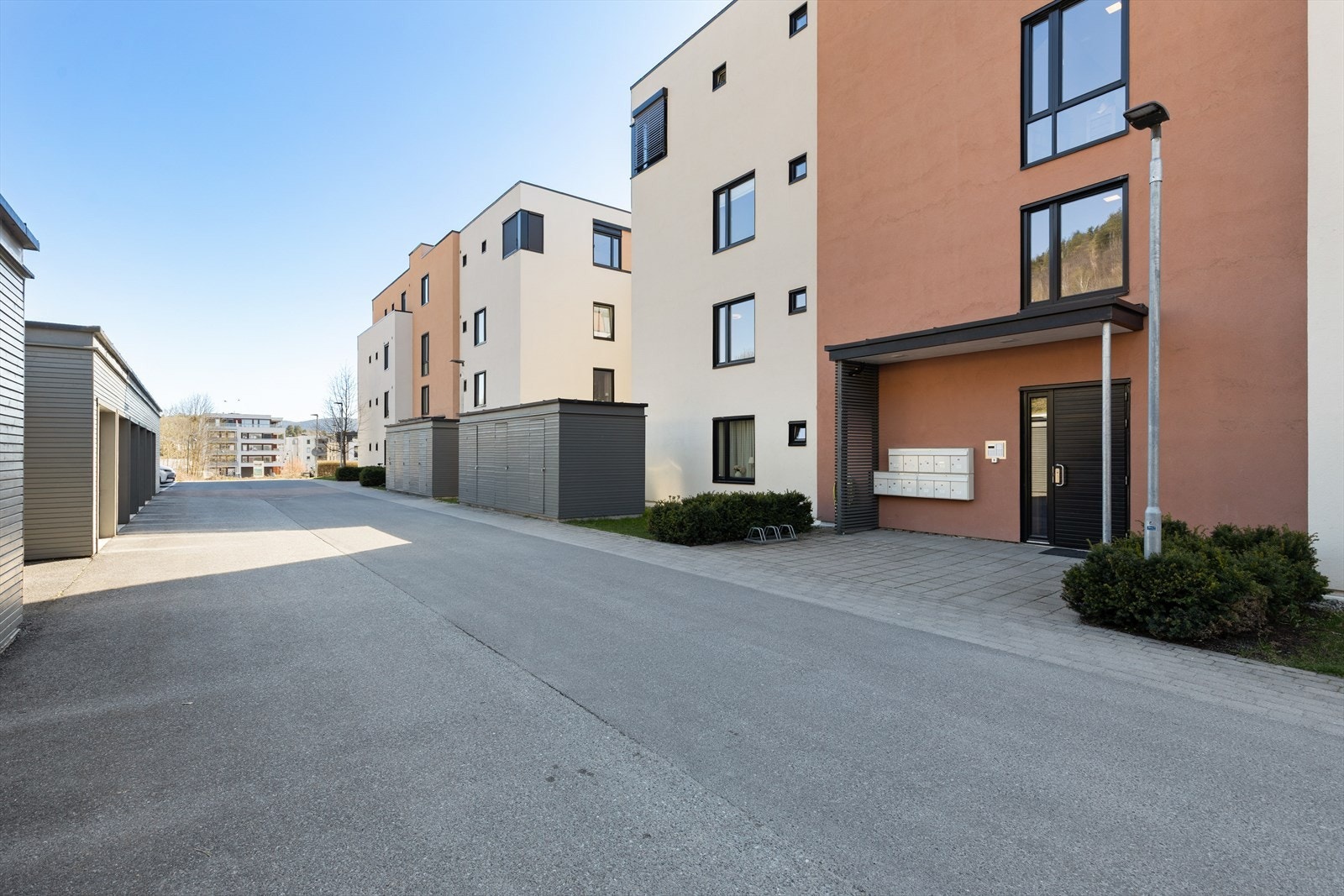 Bygningen har fasader kledd med pussede plater og panel. Galleribilde