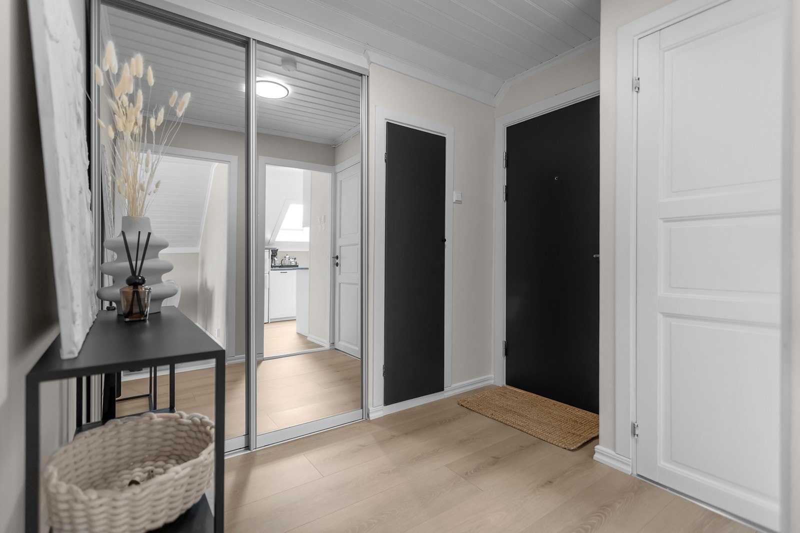 Entré/gang med garderobeløsning og kott til bortsetting. Galleribilde