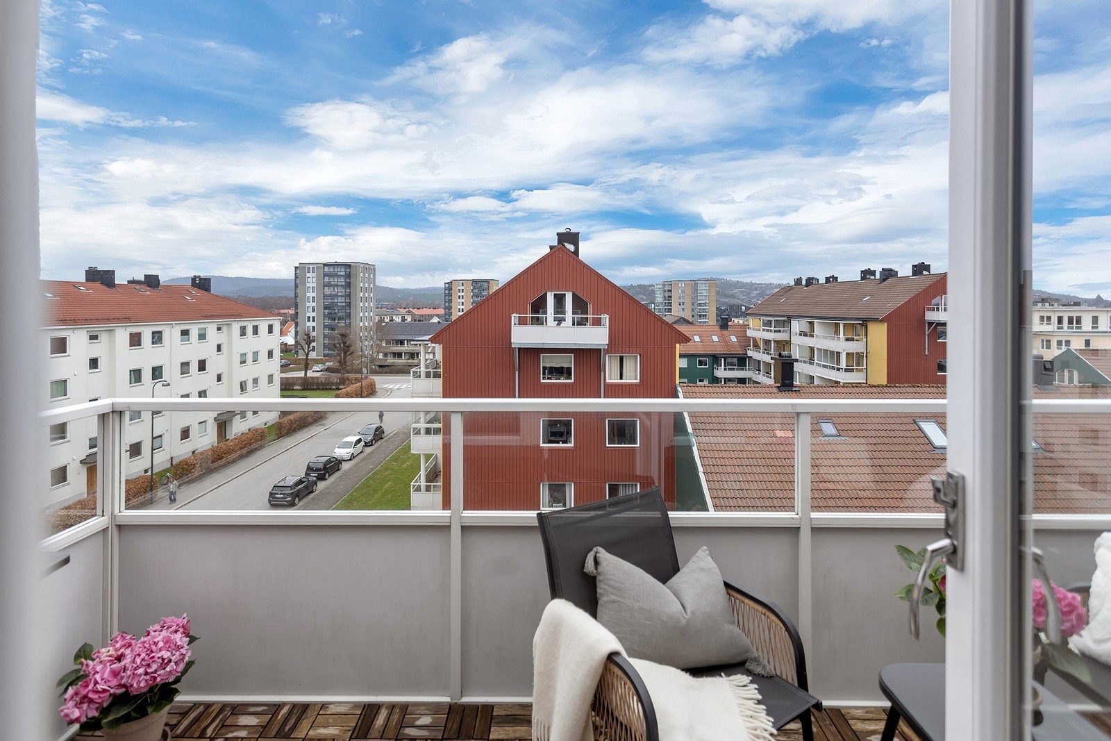 Fra stuen er det utgang til balkong med utsikt og fine solforhold. Galleribilde