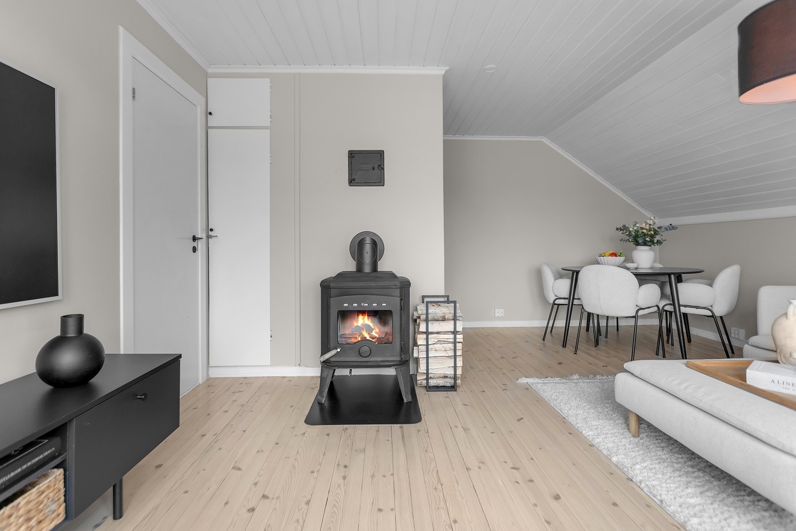 Stuen er romslig med plass til sofagruppe og spisegruppe. Galleribilde