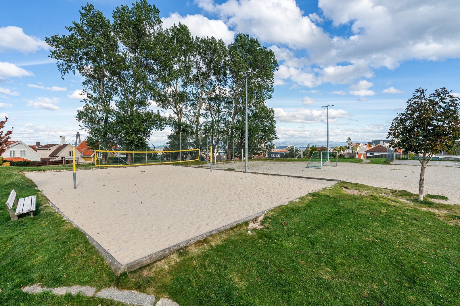 Kyviksmarka er en oppgradert park og et populært nærmiljøanlegg som tilbyr aktiviteter for alle aldre, inkludert fotball, basket, parkour, lekeapparater og grillmuligheter. Galleribilde