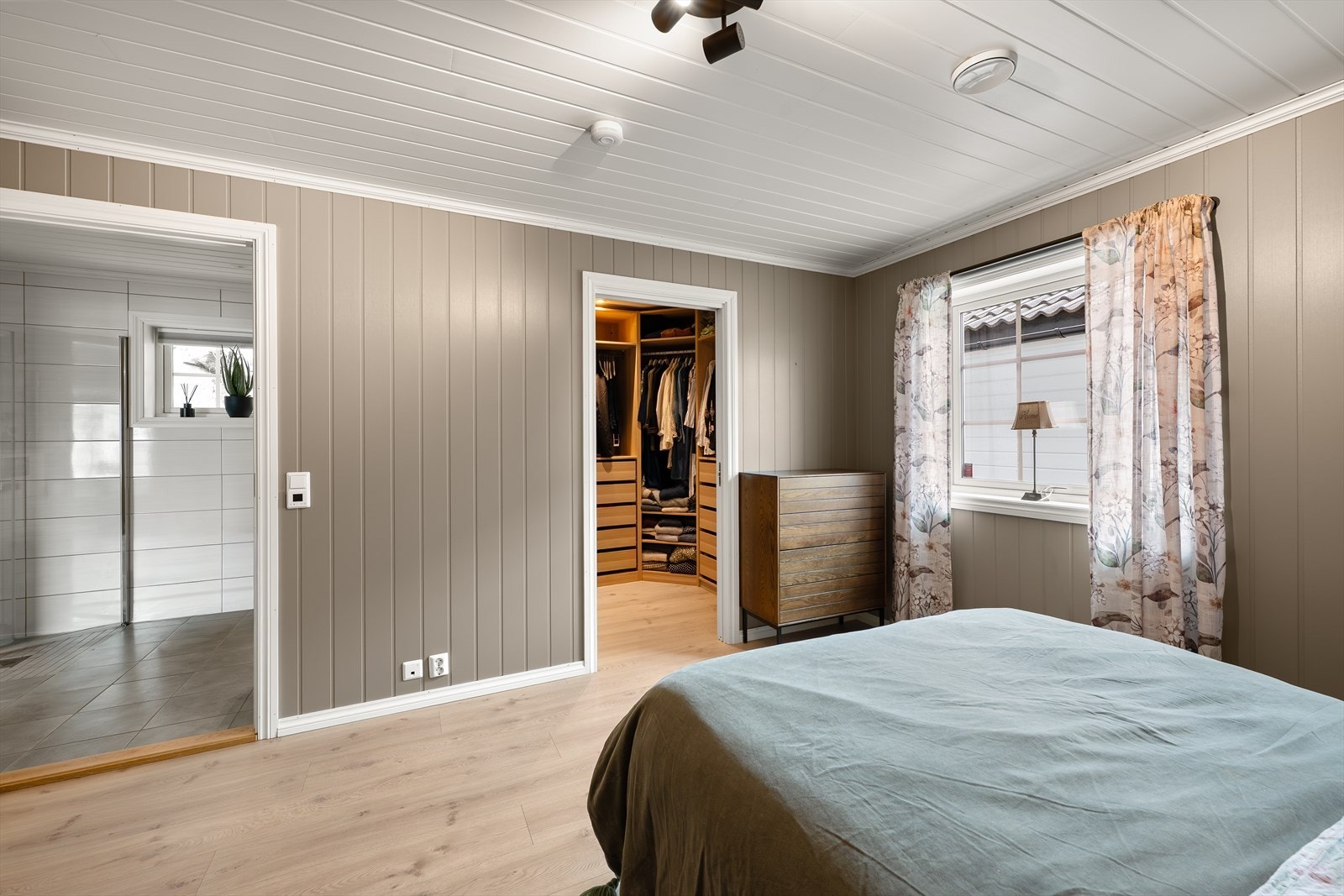 Fra hovedsoverommet er det adkomst til walk-in closet. Galleribilde