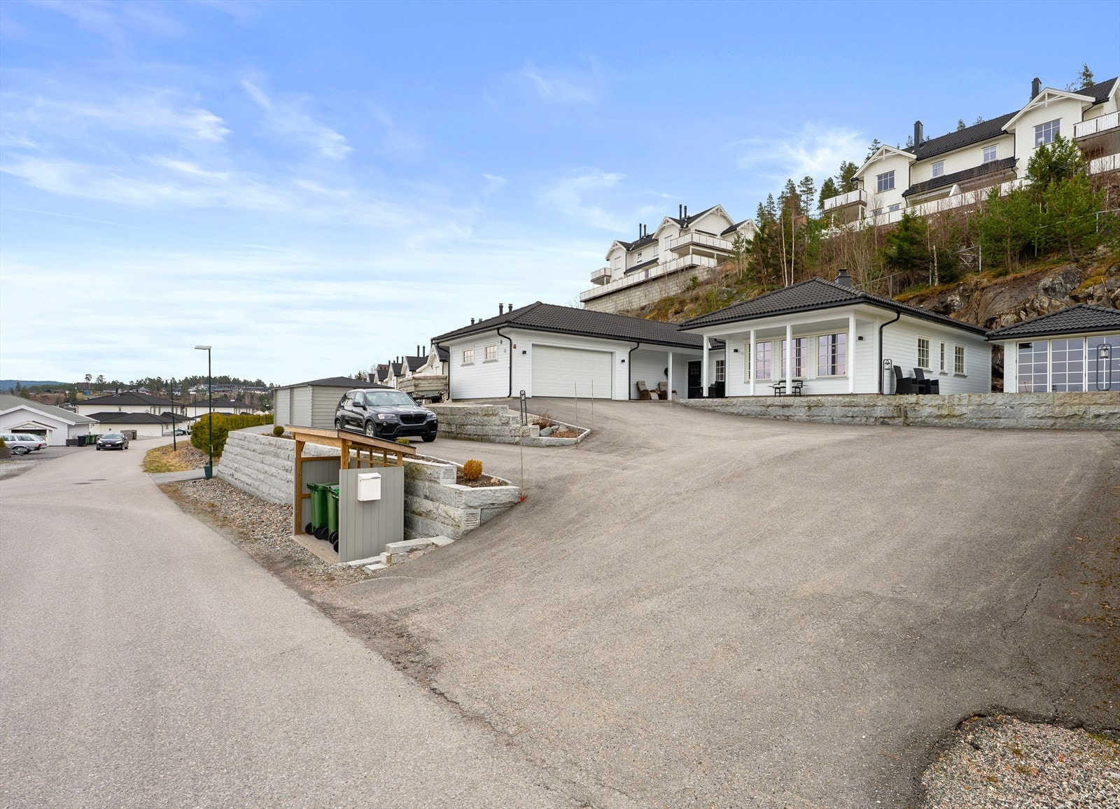 Området har nærhet til skoler, barnehager, offentlig kommunikasjon, flotte rekreasjonsområder og gode servicetilbud. Velkommen! Galleribilde