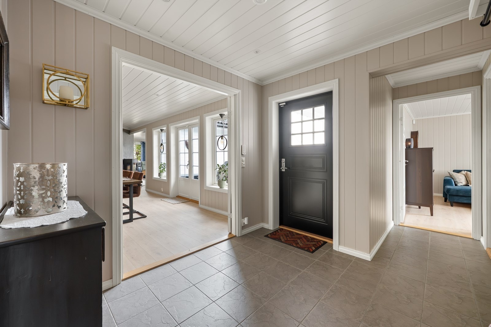Romslig entré/ hall. Her er det god plass til sko og yttertøy. Galleribilde