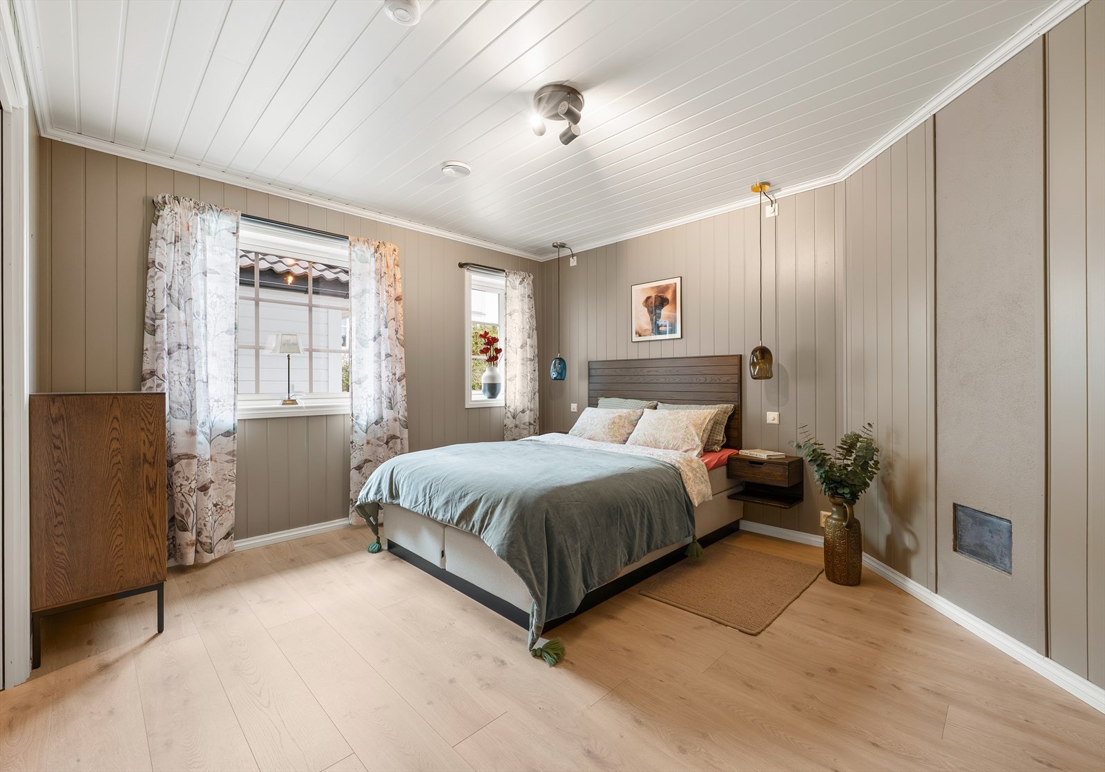 Hovedsoverom. Her er det god plass til seng og eget walk-in closet. For å komme inn til soverommet må man gjennom det ene badet. Galleribilde