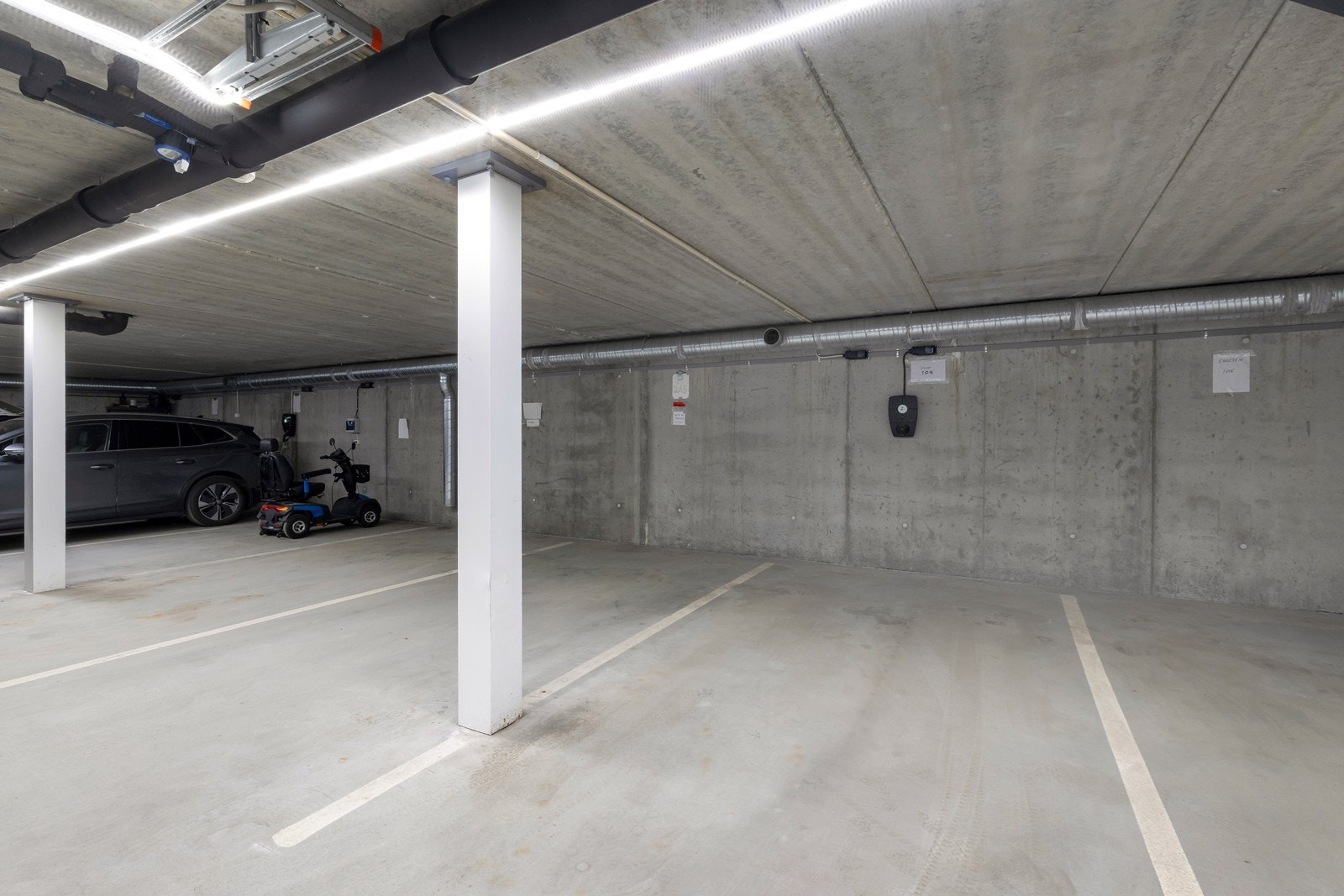 Garasjeplass med el-bil lader. Galleribilde