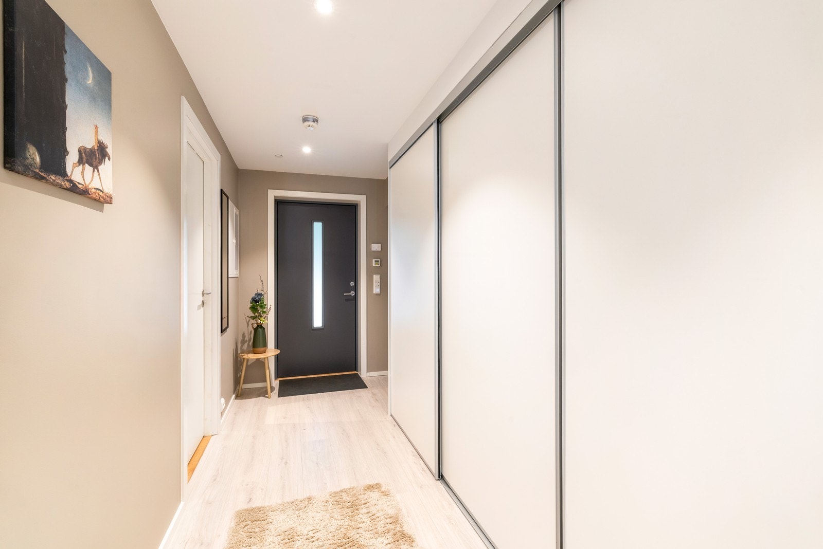 Romslig gang med praktisk og romslig skyvedørsgarderobe. Galleribilde
