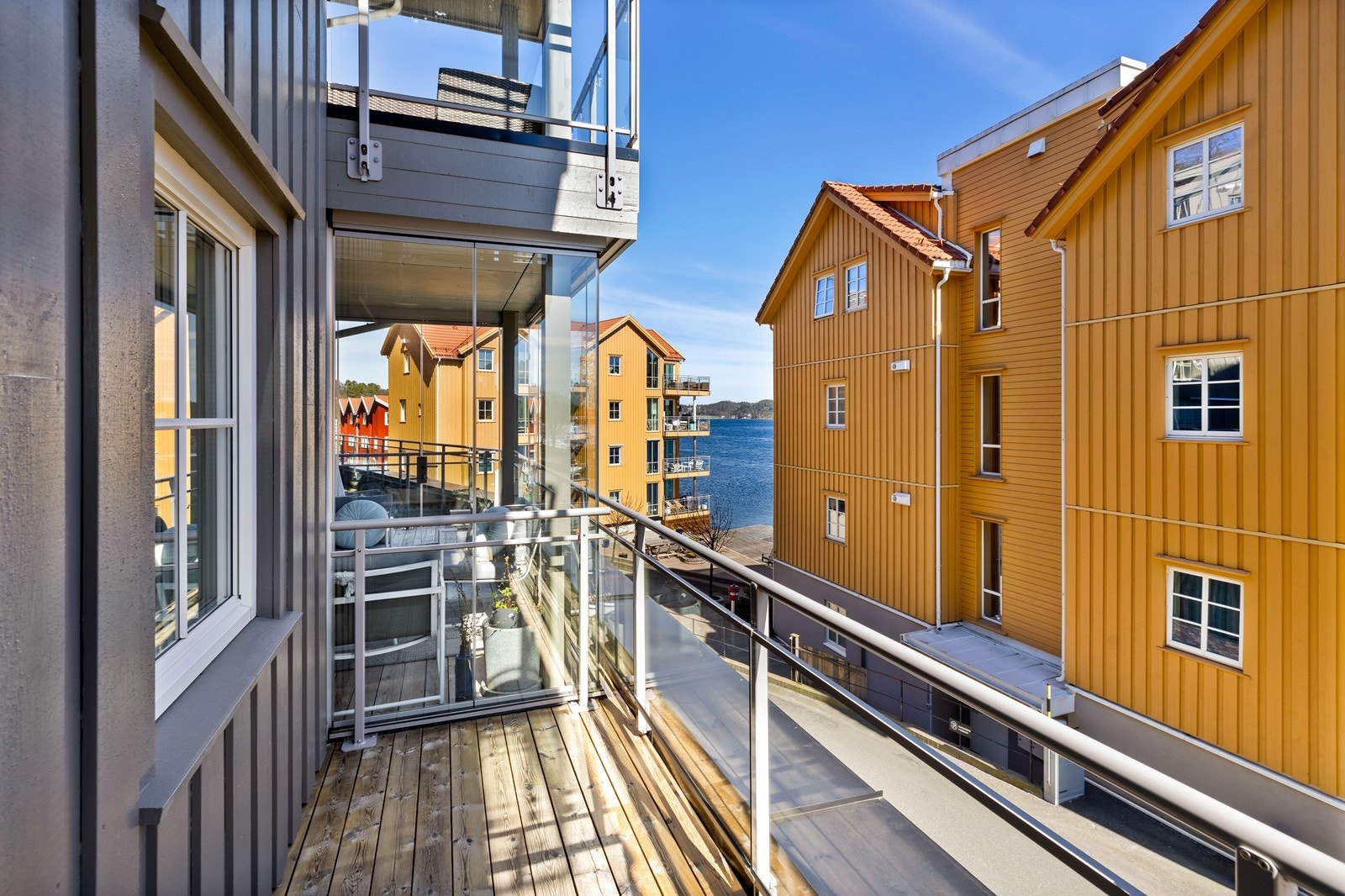Balkongen strekkes seg langs siden på leiligheten. Galleribilde