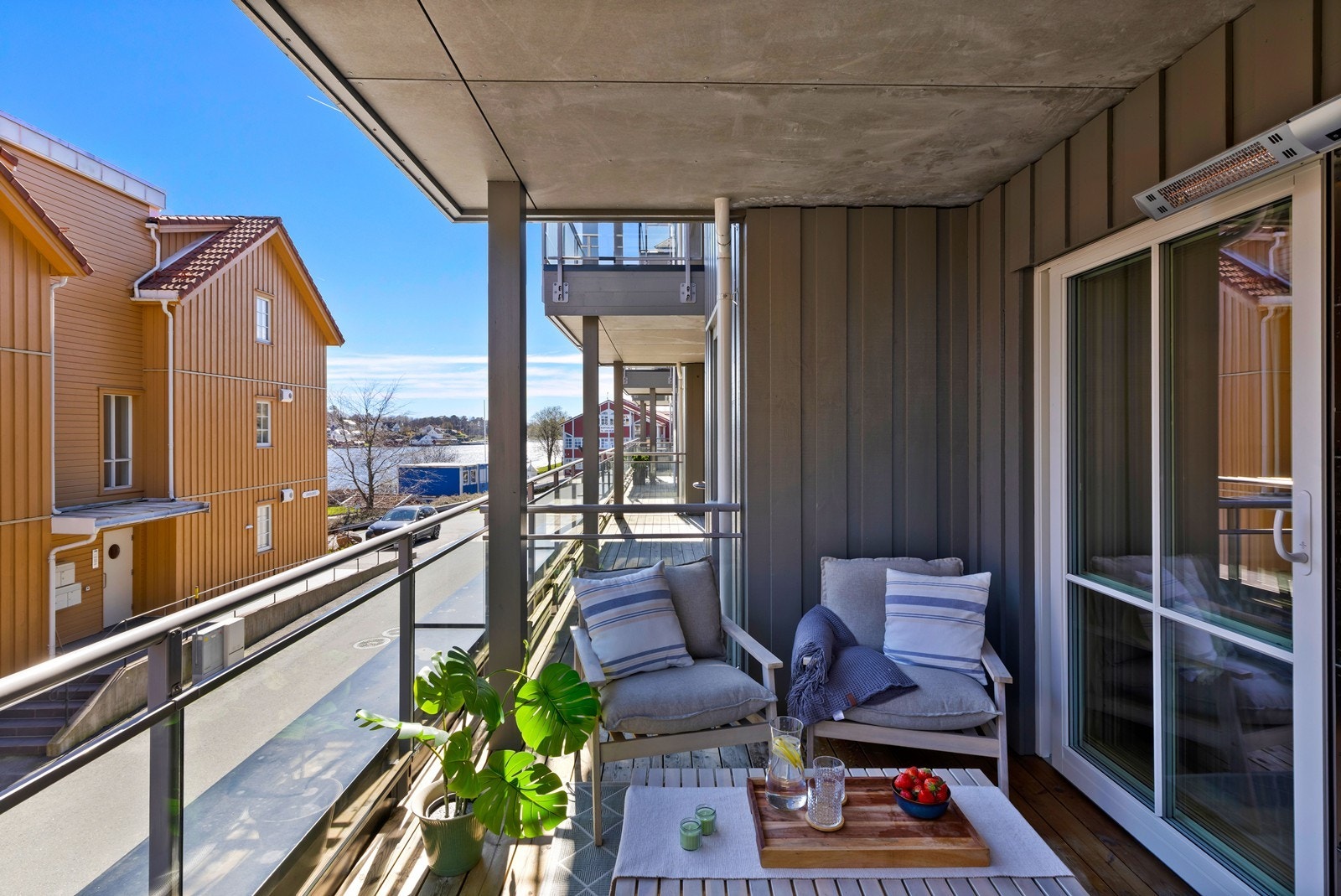 Fra stue og kjøkken er det utgang til en romslig og solrik balkong. Galleribilde