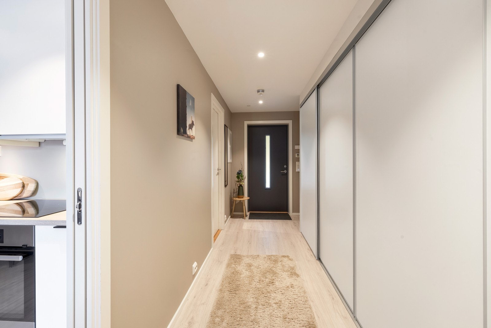 I skyvegarderobe i gang er det godt med plass til yttertøy og sko, samtidig som garderoben gir mulighet for å skjule både støvsuger og annet utstyr. Galleribilde