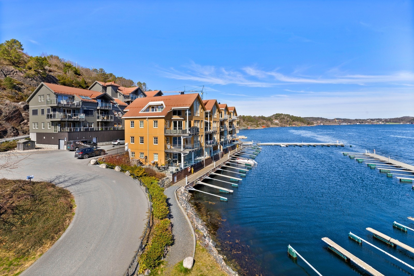Her bor du komfortabelt med heisadkomst, parkering i p-kjeller og egen båtplass(plass nr. 23) på brygge. Galleribilde