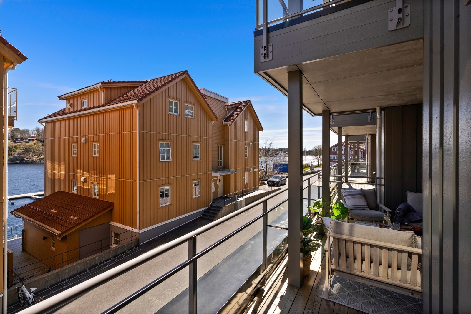 Balkongen strekker seg langs siden på leiligheten. Galleribilde