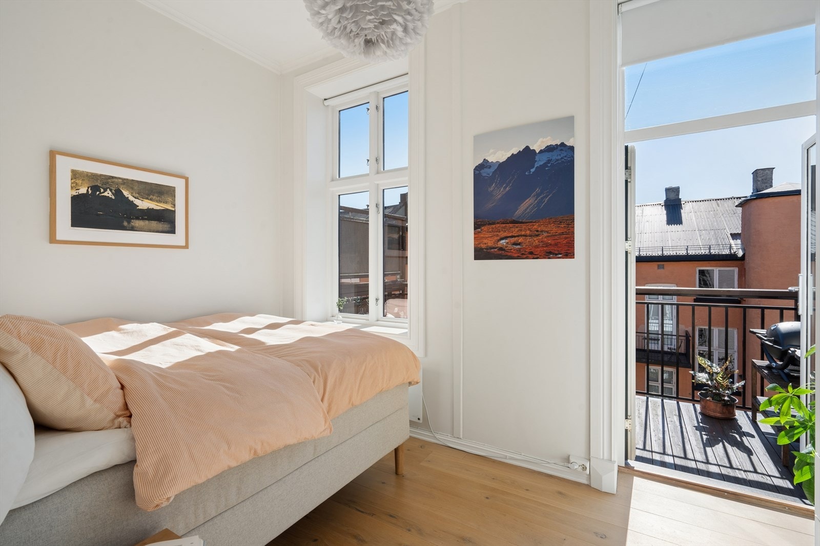 Hovedsoverom vender inn mot bakgården og er møblert med dobbeltseng og godt med skapplass. Her er det også utgang til balkong. Galleribilde