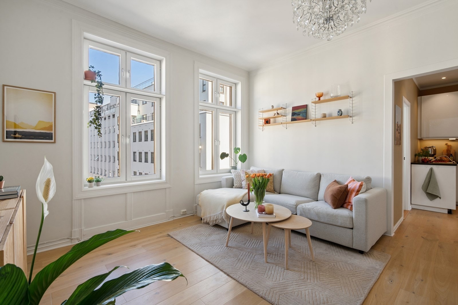 Stuen får rikelig med lys gjennom store vindusflater. Galleribilde