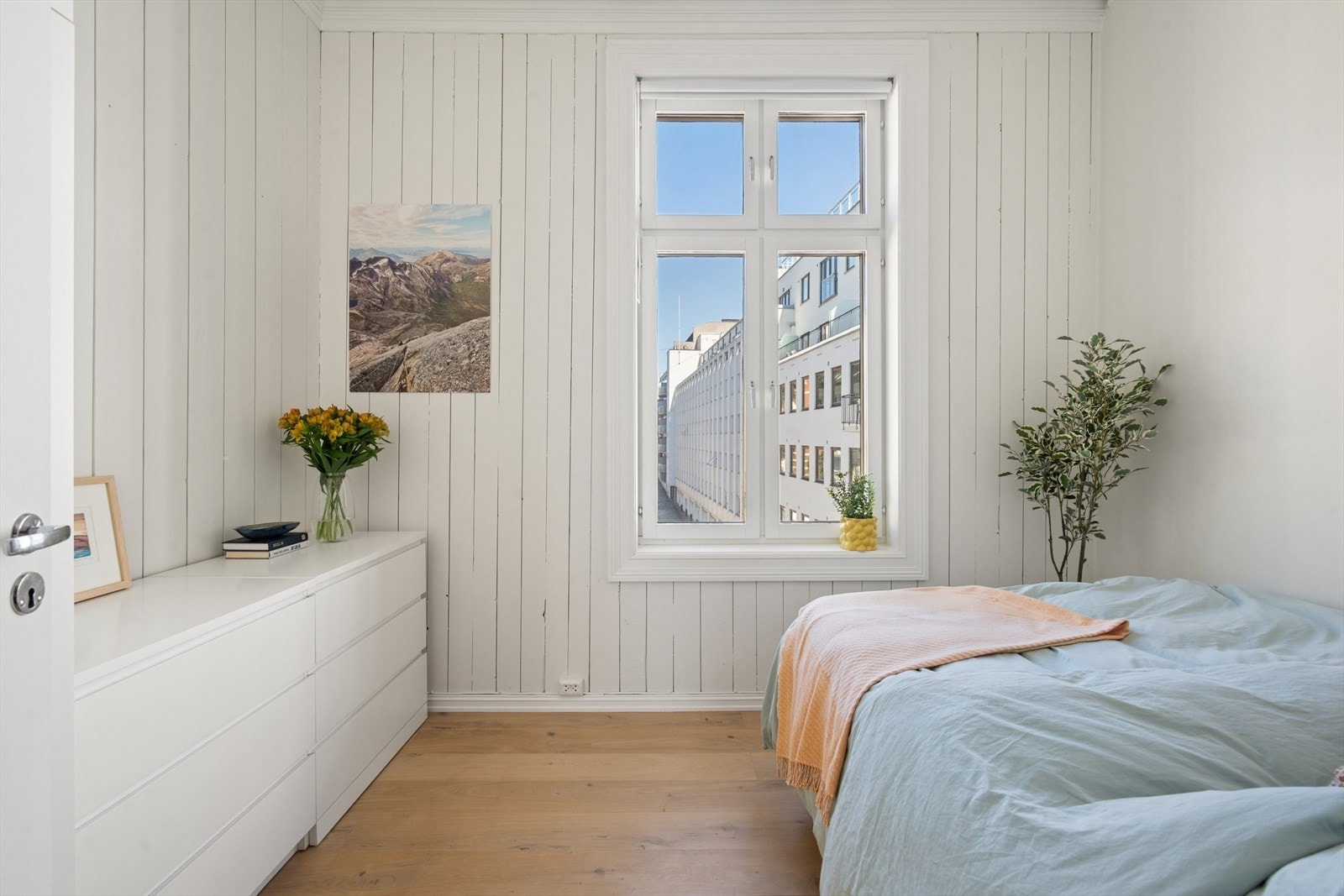 Gjesterommet har god plass til seng og skap, her kan det også møbleres med skrivepult etter behov. Galleribilde