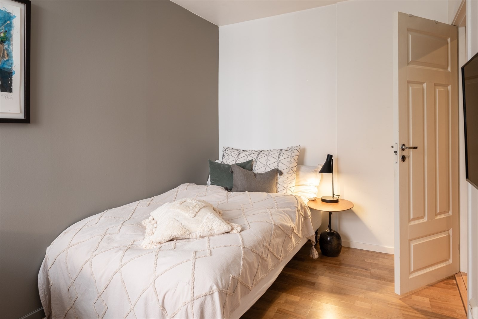 Begge soverommene vender ut mot rolig bakgård. Galleribilde