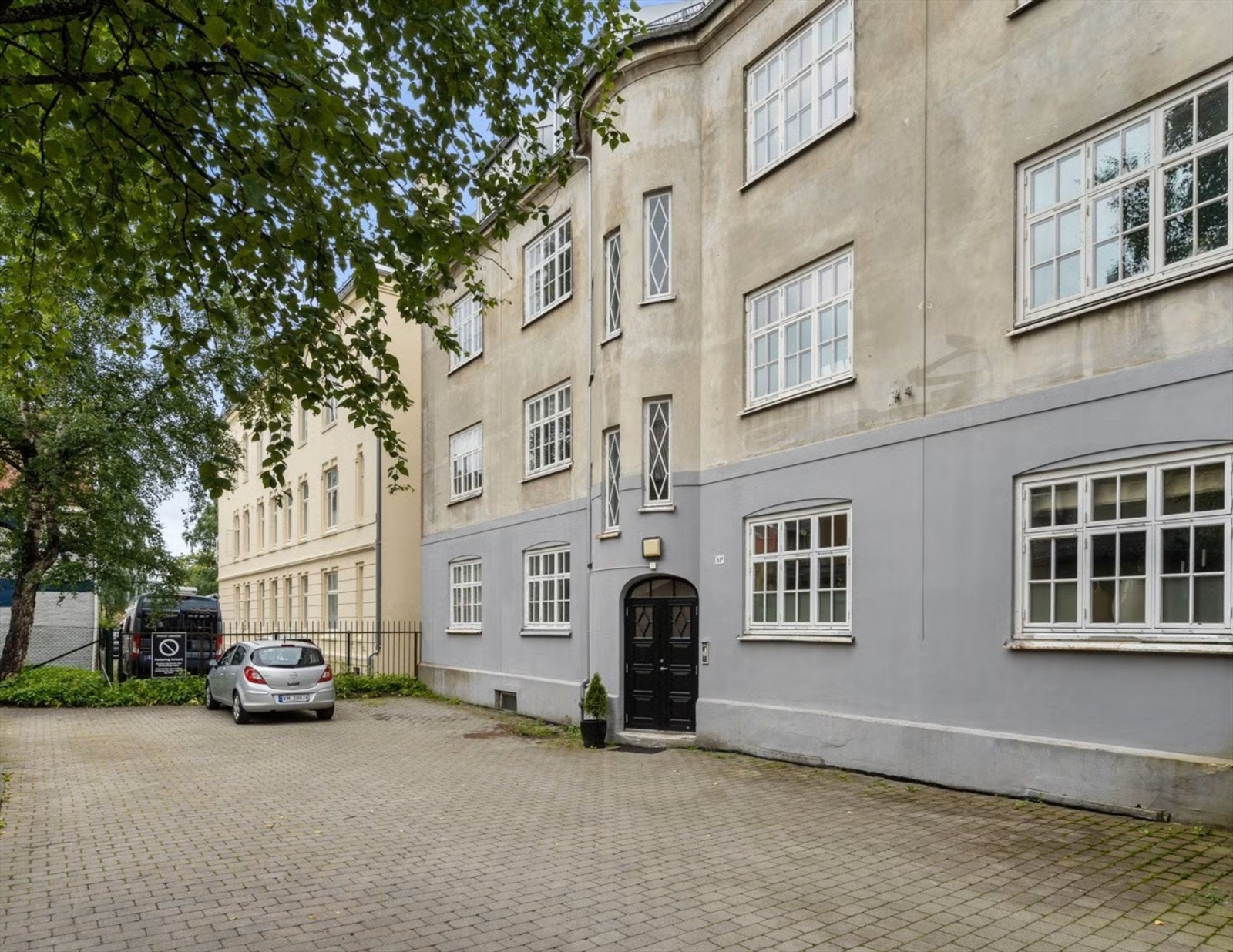 Fasaden for bakgård og ut mot gaten ble renovert i 2012, samt helt nytt tak og blikkenslagerarbeid fra 2018. Videre er det også drenert fra B-inngangssiden, nye ytterdører mot sidegård og forgård, felles gang er oppusset samt nytt brannanlegg. Galleribilde