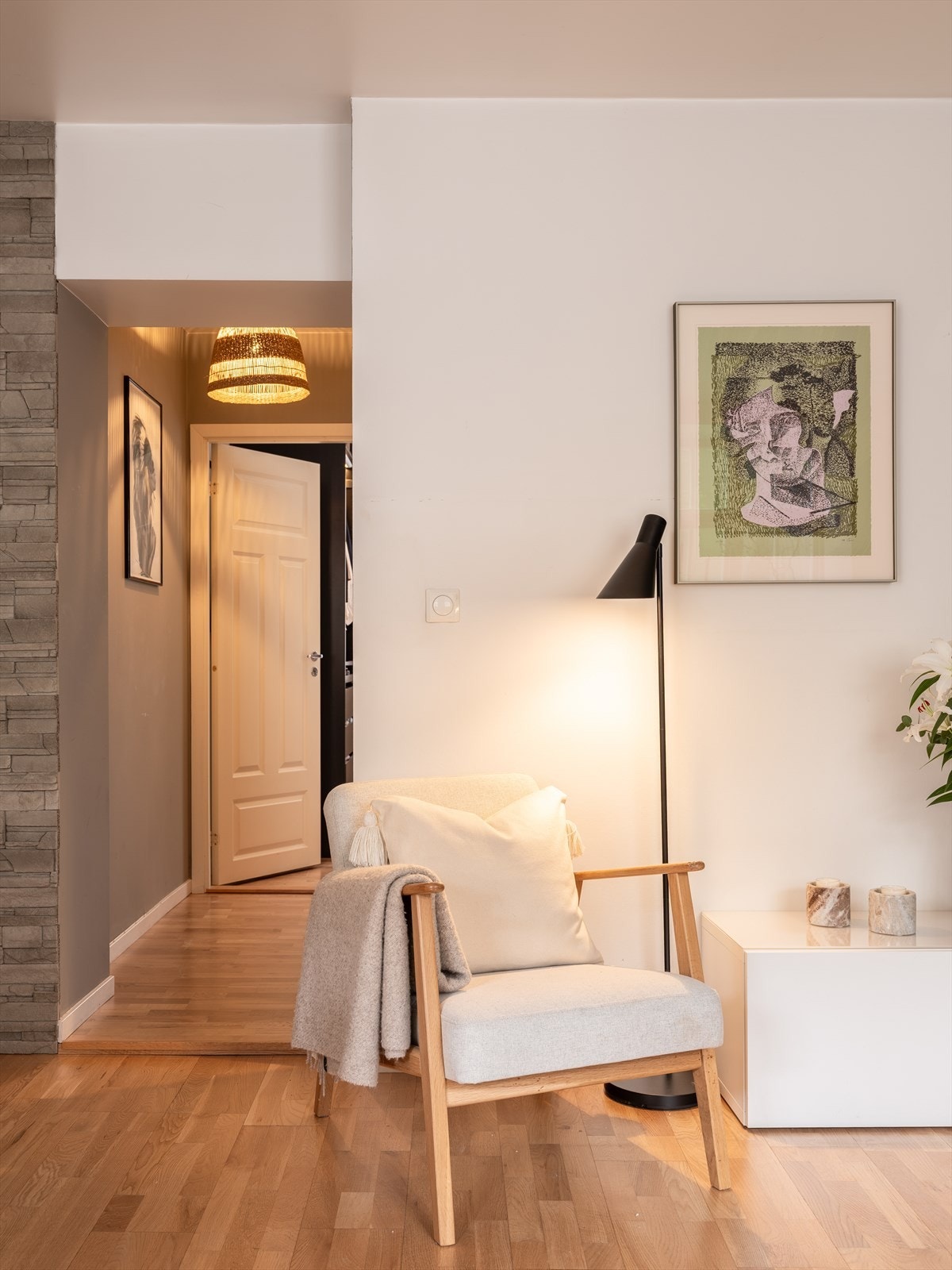 Bygget og leiligheten ble betydelig renovert i 2012 og holder en gjennomgående god standard. Det har vært godt vedlikehold fra perioden 2012-2018. Galleribilde