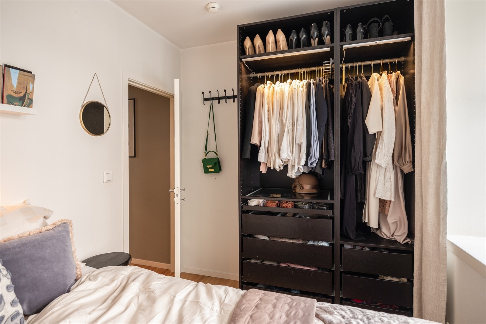 Det andre soverommet er målt til 7m². Her får du god plass til dobbeltseng, nattbord og garderobeløsning. Galleribilde