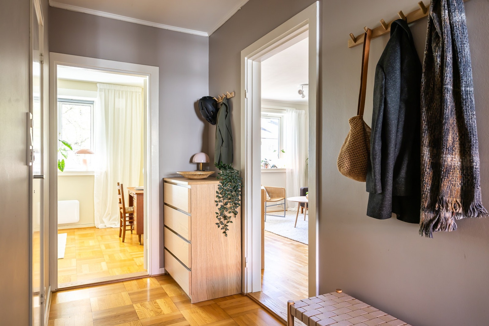 Entréen ble pusset opp på samme tid som bad, i 2022. Originalt skap med plass til lagring av yttertøy. Galleribilde