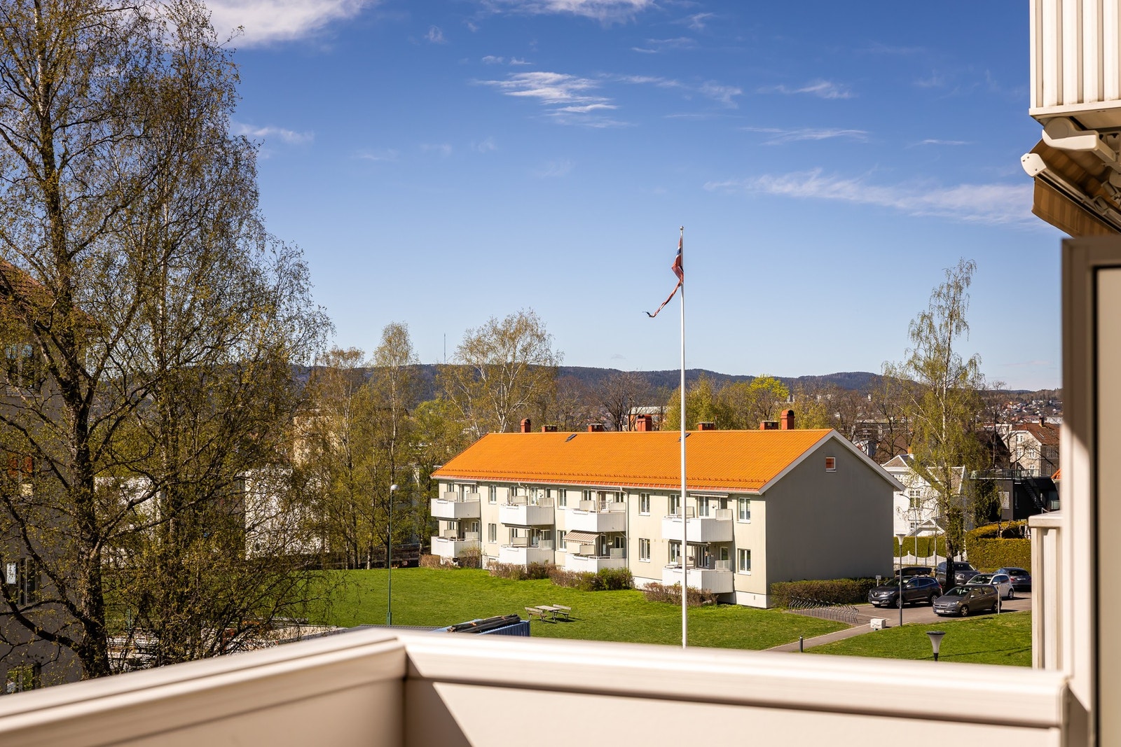 Attraktiv og lys 3-roms med stor vestvendt balkong på 8 kvm. Galleribilde