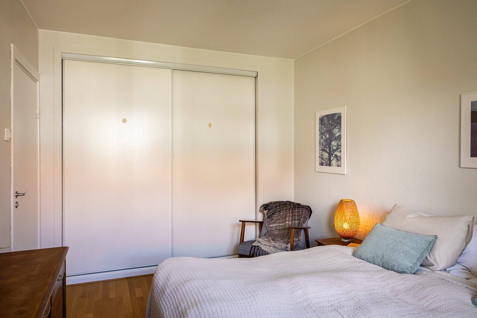 Hovedsoverommet har skyvedørsgarderobe og plass til dobbeltseng. Galleribilde