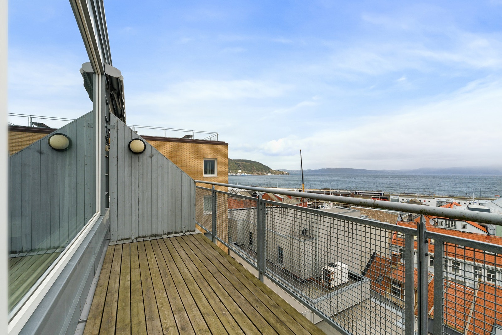 Balkongen er på 7 kvadratmeter og med god plass til enkel møblering. Galleribilde