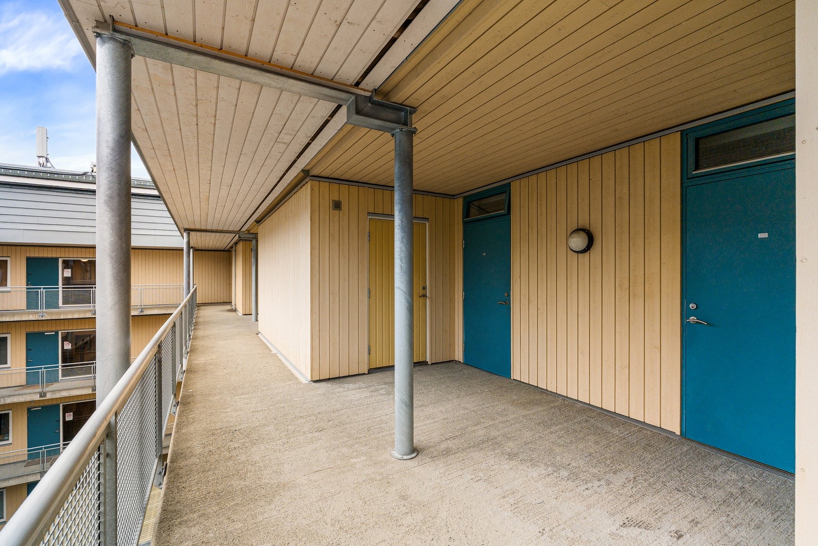 Leiligheten disponerer egen bod på 4kvm like utenfor døren. Det er heis i bygget. Galleribilde