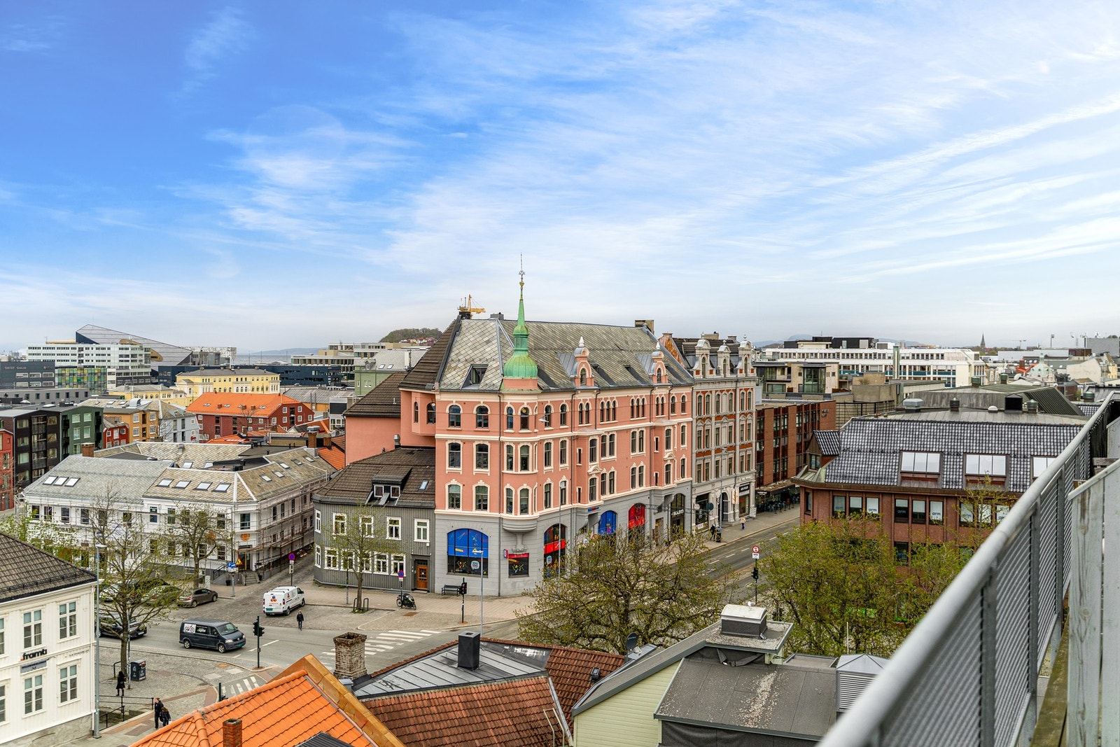 Leiligheten har en sentral og attraktiv beliggenhet midt i bykjernen. Her har man "alt" man trenger like i nærheten. Det er også meget gode kollektivtilbud like utenfor døren. Galleribilde